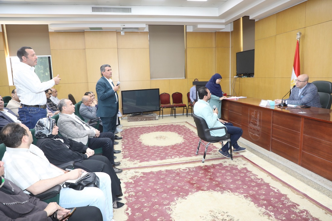 المحافظ يوجه بحلول لمشكلات ومطالب المواطنين
